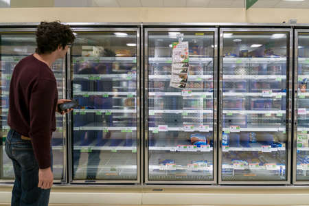 Atlanta, GA / USA - 04/02/20: Empty freezer shelves at Publix featuring frozen food shortage including organic vegetables, pizza, and junk food during Covid-19 corona virus.のeditorial素材