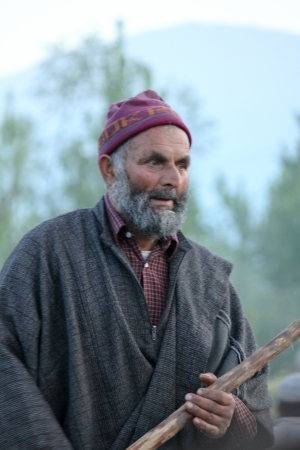 KASHMIR,INDIA- APRIL 19:Atmosphere in the morning at traditional floating vegetable market  where local people buy, sell and sometimes exchange vegetables  in Dal Lake, Srinagar, Kashmir, INDIA on April 19, 2012のeditorial素材