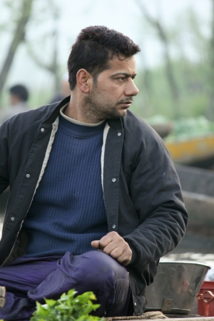 KASHMIR,INDIA- APRIL 19:Atmosphere in the morning at traditional floating vegetable market  where local people buy, sell and sometimes exchange vegetables  in Dal Lake, Srinagar, Kashmir, INDIA on April 19, 2012のeditorial素材