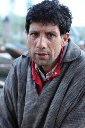 KASHMIR,INDIA- APRIL 19:Atmosphere in the morning at traditional floating vegetable market  where local people buy, sell and sometimes exchange vegetables  in Dal Lake, Srinagar, Kashmir, INDIA on April 19, 2012のeditorial素材