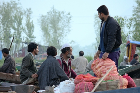 KASHMIR,INDIA- APRIL 19:Atmosphere in the morning at traditional floating vegetable market  where local people buy, sell and sometimes exchange vegetables  in Dal Lake, Srinagar, Kashmir, INDIA on April 19, 2012のeditorial素材