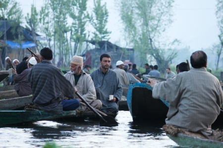 KASHMIR,INDIA- APRIL 19:Atmosphere in the morning at traditional floating vegetable market  where local people buy, sell and sometimes exchange vegetables  in Dal Lake, Srinagar, Kashmir, INDIA on April 19, 2012のeditorial素材