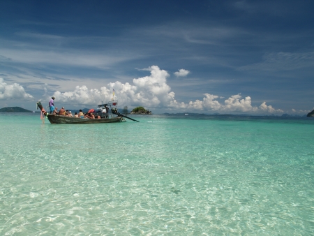 PHUKET,THAILAND -March 2009 : Travellers at Khai Nok Islandのeditorial素材