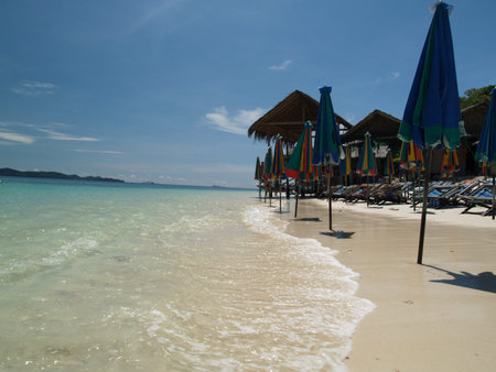PHUKET,THAILAND -March 2009 : Travellers at Khai Nok Islandのeditorial素材