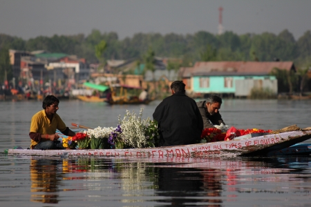 SRINAGAR,INDIA-APRIL 20: Unidentified man in boat sells his beautiful flowers  on April 20,2012 in Dal Lake, Srinagar,Jammu & Kashmir, India.のeditorial素材