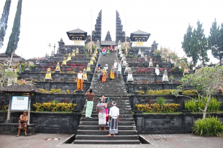 BALI - OCTOBER 17: Unidentified tourists visiting Besakih temple in October 17, 2012 in Bali, Indonesia.のeditorial素材