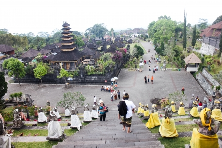 BALI - OCTOBER 17: Unidentified tourists visiting Besakih temple in October 17, 2012 in Bali, Indonesia.のeditorial素材