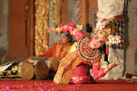 BALI, INDONESIA - NOVEMBER 7: Traditional dances are performed by local professional actors in the Ubud Royal palace Court November 7, 2010 ini Bali, Indonesia.のeditorial素材