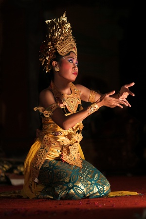 BALI, INDONESIA - NOVEMBER 7: Traditional dances are performed by local professional actors in the Ubud Royal palace Court November 7, 2010 ini Bali, Indonesia.のeditorial素材