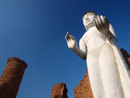 The white buddha statue is on the sky background	  のeditorial素材