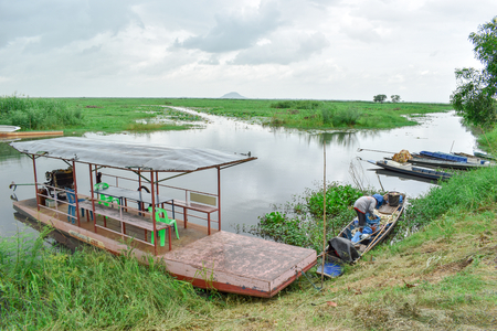 Nakhon Sawan , Thailand  11 JUNE 2017 At Bueng Borpit Park. There are villagers who live on a ship transporting agricultural crops. And boat tours. The weather is overcast.のeditorial素材
