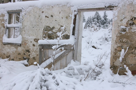 Abandoned Farm in Winterの写真素材