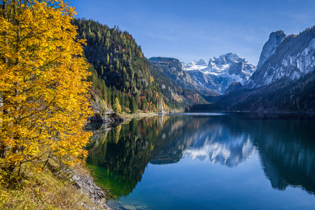 Beautiful view of idyllic colorful autumn scenery with Dachstein mountain summitの写真素材