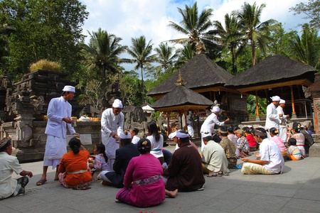 UBUD, INDONESIA - JULY 30: Hindu prayers in Pura Tirta Empul temple on 30 July, 2011 in Ubud, Indonesiaのeditorial素材