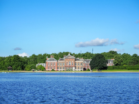 Kensington Palace and Queen Victoria Statue, view from Hide park 2016のeditorial素材