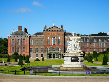 Kensington Palace and Queen Victoria Statue, view from Hide park 2016のeditorial素材