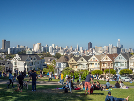 San Francisco, California, USA - July 2018: Painted ladies, Victorian and Edwardian houses and buildings, Alamo Square Parkのeditorial素材