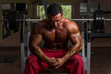 shirtless bodybuilder resting at the benchの写真素材