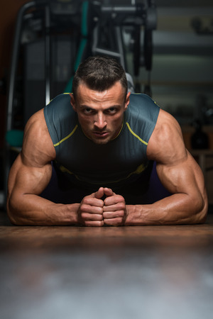 Young Athlete Doing Pushups As Part Of Bodybuilding Trainingの写真素材