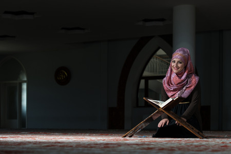 Muslim Woman Reading Holy Islamic Book Koranの写真素材