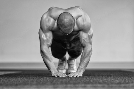 Healthy Athlete Doing Push Ups As Part Of Bodybuilding Trainingの写真素材