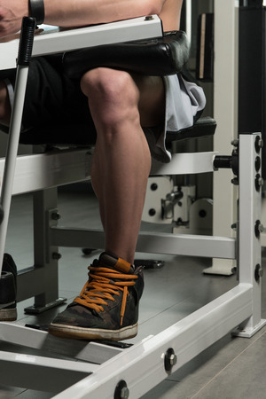 Close Up Of A Bodybuilder Doing Heavy Weight Exercise For Legs Calvesの写真素材