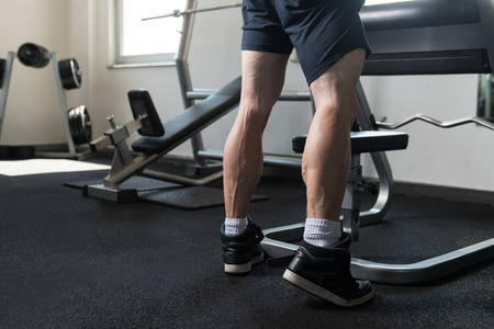 Close Up Of A Bodybuilder Doing Heavy Weight Exercise For Legs Calvesの写真素材
