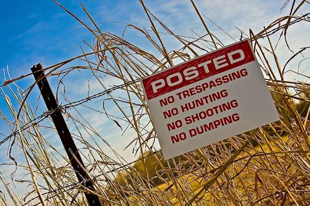 posted no trespassing signの写真素材