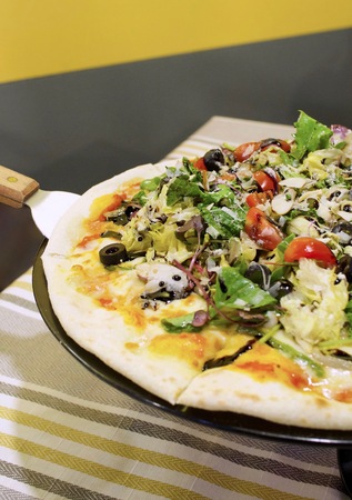 Olive salad pizzaの写真素材