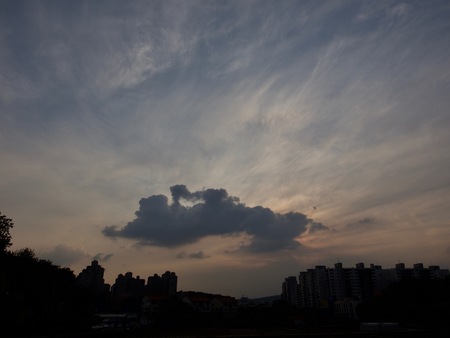Clouds and buildings in the Korean city centerの写真素材