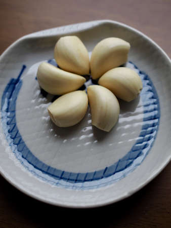 Organic Vegetable Garlic in a Porcelain Plateの写真素材
