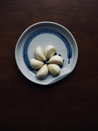 Organic Vegetable Garlic in a Porcelain Plateの写真素材