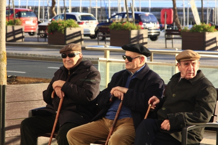 Madrid - Mar 22: unknown older people enjoy the Sun in a park in Madrid on Mar 22, 2013 in Madrid Spainのeditorial素材