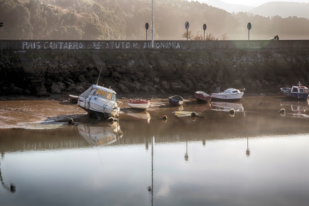 small boats for fishing and recreation in a dam at low tideのeditorial素材