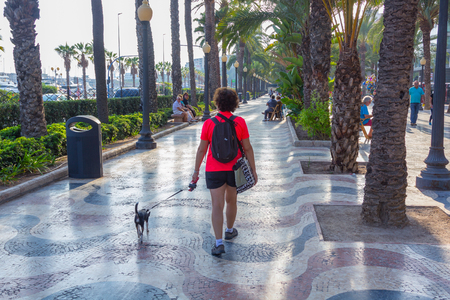 Alicante 9 October 2017: People walking on the famous esplanade on a hot afternoon in Alicante, Spainのeditorial素材