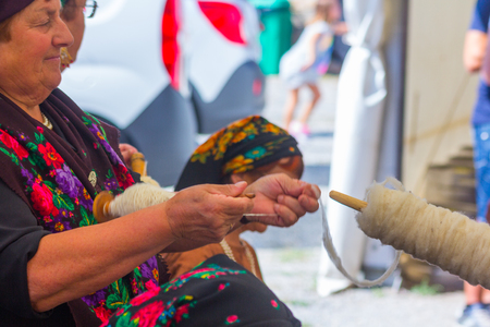 AINSA 10 September 2017: women card wool as is to in antiquity in Ainsa Spainのeditorial素材