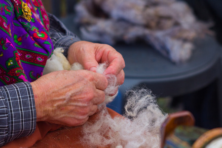 AINSA 10 September 2017: women card wool as is to in antiquity in Ainsa Spainのeditorial素材