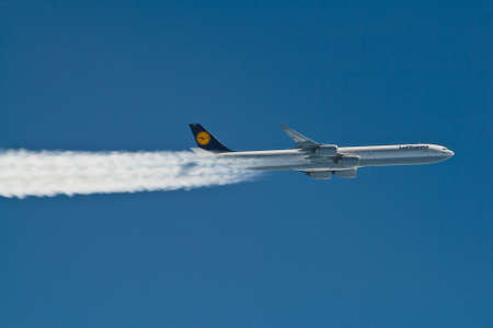Mid-Atlantic - July 4, 2009 : A Lufthansa A340 jets west across the Atlantic leaving contrails.のeditorial素材
