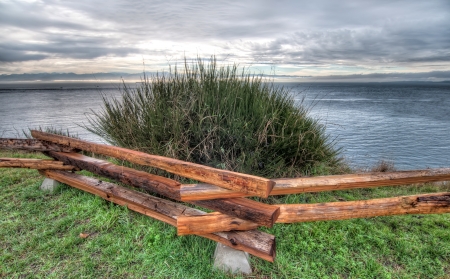 This fence protects the grass and people from the cliff next to oceanの写真素材