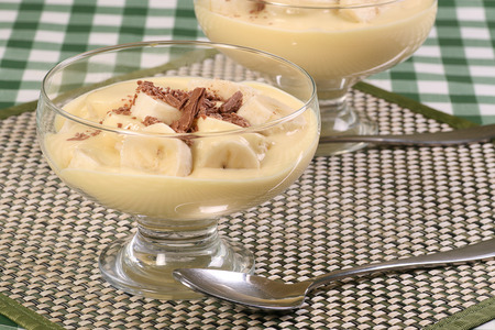 sliced bananas with vanilla custard topped with flaked chocolateの写真素材