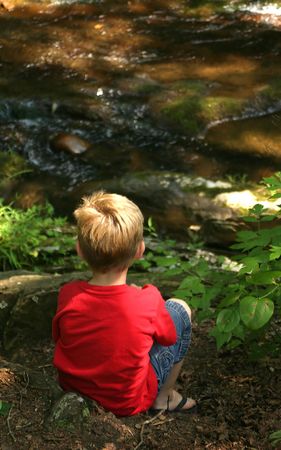 A little boy watching the water.の写真素材