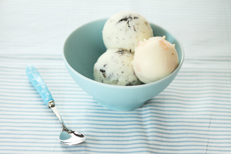 ice cream scoops in blue bowl の写真素材