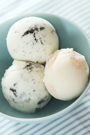 ice cream scoops in blue bowl の写真素材