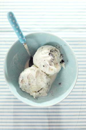 cookie and cream ice cream in blue bowl の写真素材
