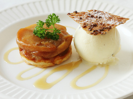 warm apple tart with vanilla ice creamの写真素材