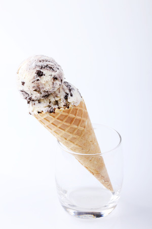homemade cookie and cream ice cream scoop in clear glass on white backgroundの写真素材