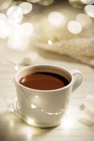 White ceramic cup of hot cocoa with marshmallows on white wooden background
の写真素材