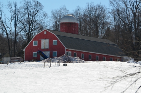Red barn in the winter snowのeditorial素材