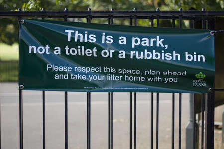12 September 2020 - London, England: Royal Parks rubbish and toilet warningのeditorial素材