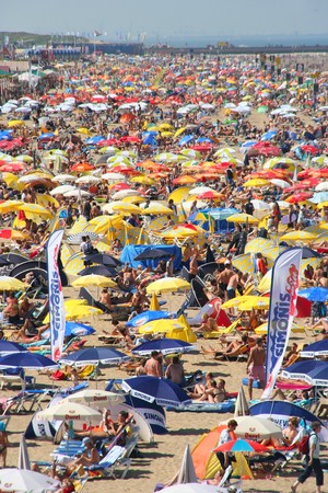 SCHEVENINGEN, HOLLAND - July 18, 2009: Crowded beach on sunny weekend at Scheveningen resortのeditorial素材